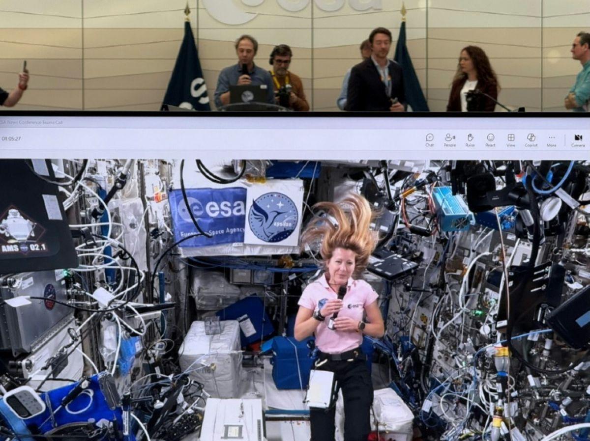Sophie Adenot Épanouie Dans L'Espace Physiquement Et Moralement Sophie Adenot Épanouie Dans L'Espace Physiquement Et Moralement