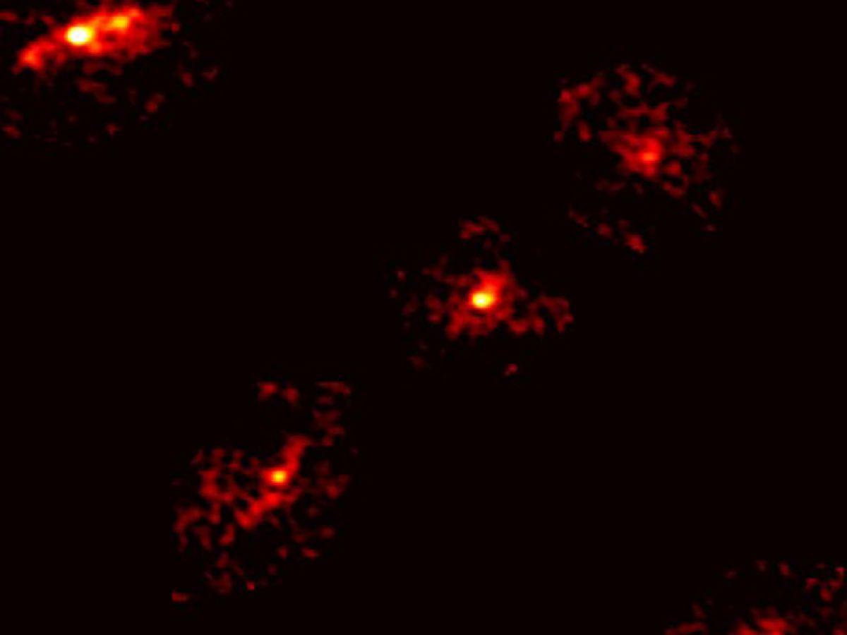 Découverte D'une Lentille Gravitationnelle En Crois D'Einstein Découverte D'une Lentille Gravitationnelle En Crois D'Einstein