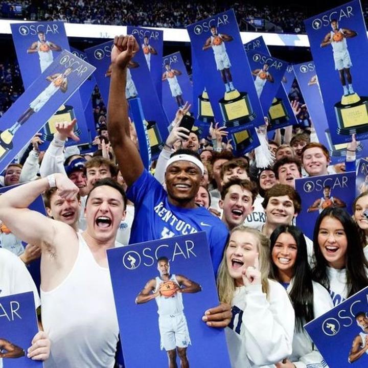 Basketball : Oscar Tshiebwe meilleur joueur universitaire aux Etats-Unis Basketball : Oscar Tshiebwe meilleur joueur universitaire aux Etats-Unis