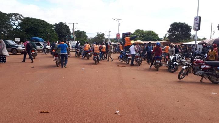 Kasaï oriental : un bureau de la police vandalisé dans un affrontement entre la police et les motards à Mbuji-Mayi Kasaï oriental : un bureau de la police vandalisé dans un affrontement entre la police et les motards à Mbuji-Mayi