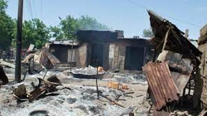 Kwilu : trois maisons incendiées et plusieurs bêtes pillées lors d'une justice populaire Kwilu : trois maisons incendiées et plusieurs bêtes pillées lors d'une justice populaire