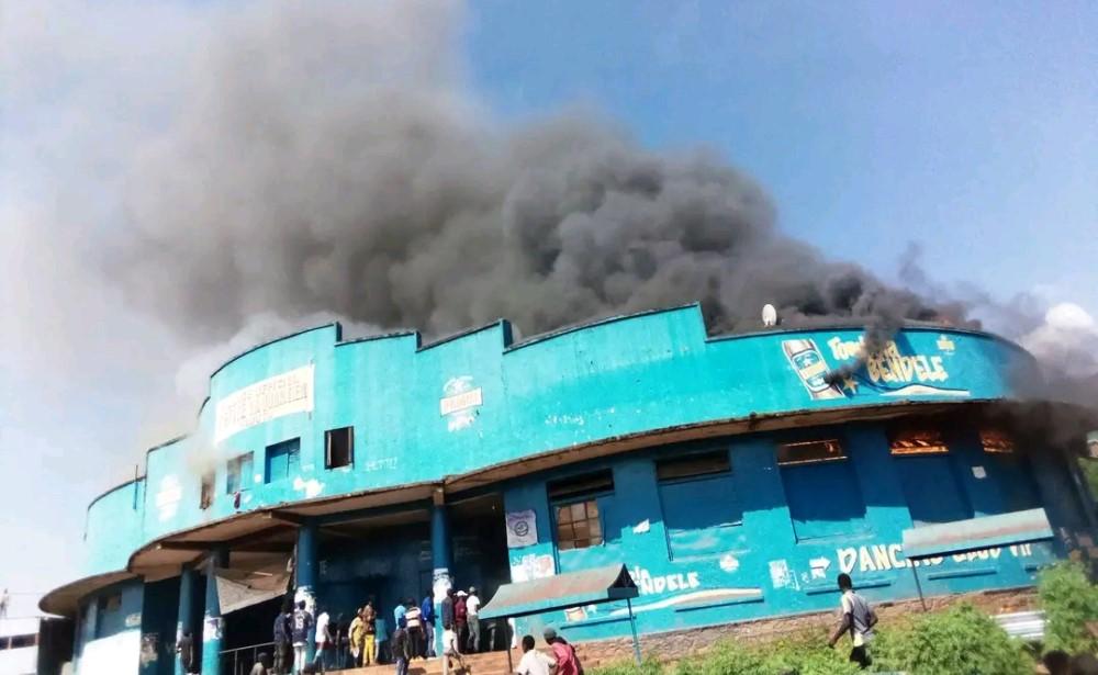 Bukavu : un dépôt, une église et des bureaux partent en fumée dans un incendie au cercle sportif de Kadutu Bukavu : un dépôt, une église et des bureaux partent en fumée dans un incendie au cercle sportif de Kadutu