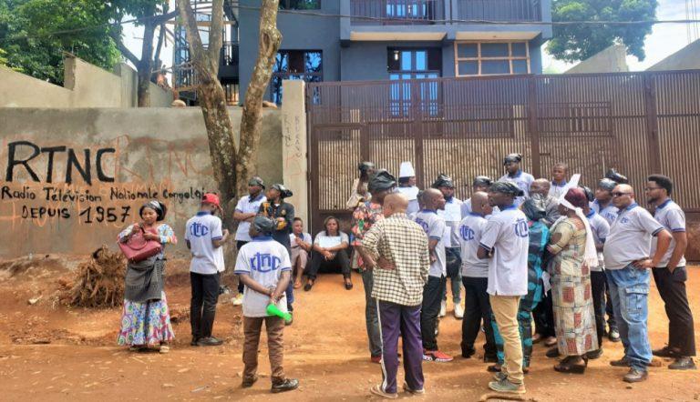 Bukavu : sit-in du personnel de la RTNC pour dénoncer une tentative de spoliation de la résidence officielle de son Directeur Bukavu : sit-in du personnel de la RTNC pour dénoncer une tentative de spoliation de la résidence officielle de son Directeur