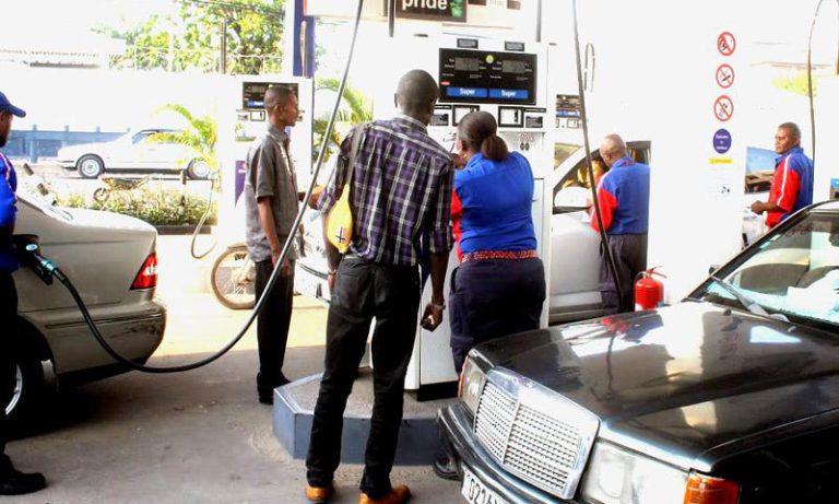 Penurie Carburant Kinshasa « Il n’y a pas pénurie de carburant. Il y a même des bateaux de
