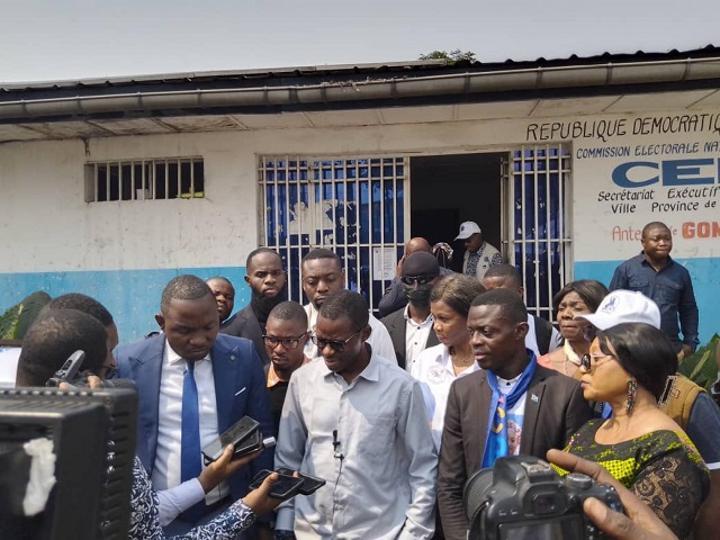 Élections 2023 : accompagné de sa base, Eliezer Ntambwe dépose les dossiers de 14 candidats à la députation nationale pour Lukunga ! Élections 2023 : accompagné de sa base, Eliezer Ntambwe dépose les dossiers de 14 candidats à la députation nationale pour Lukunga !