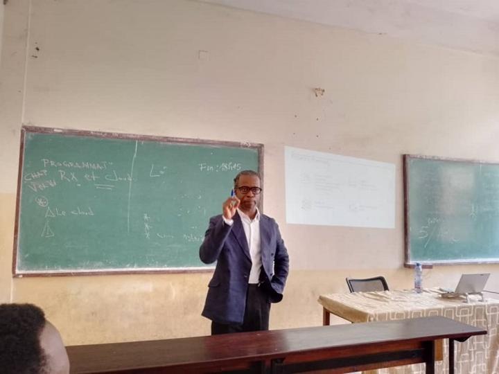 Le professeur Gabin Kayumbi discute des opportunités et risques de l'intelligence artificielle dans les pays émergents avec un focus sur la RDC Le professeur Gabin Kayumbi discute des opportunités et risques de l'intelligence artificielle dans les pays émergents avec un focus sur la RDC