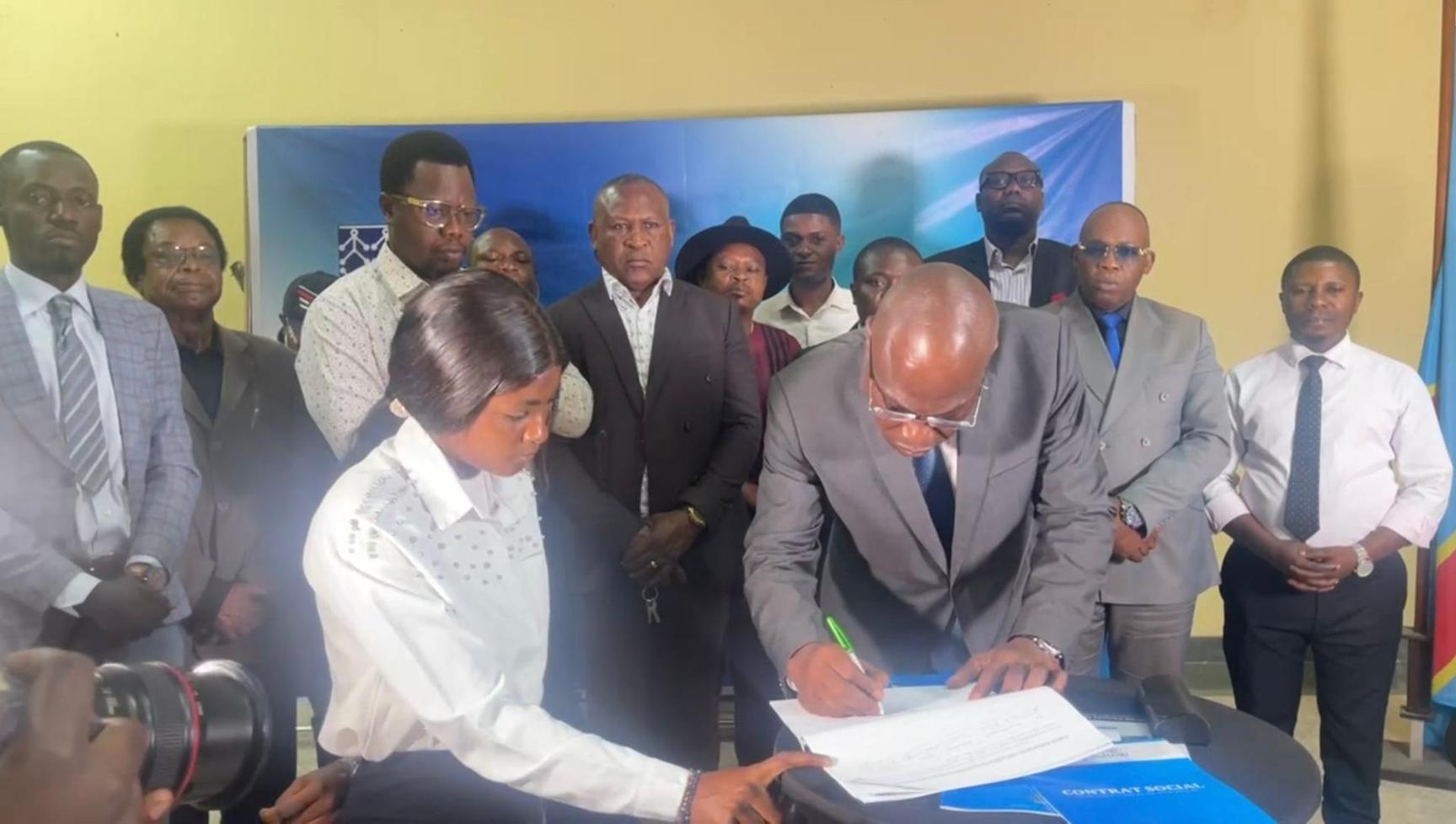 Elections de décembre 2023: après Mukwege, Fayulu signe le contrat citoyen qui l’engage à lutter contre la corruption et le népotisme Elections de décembre 2023: après Mukwege, Fayulu signe le contrat citoyen qui l’engage à lutter contre la corruption et le népotisme