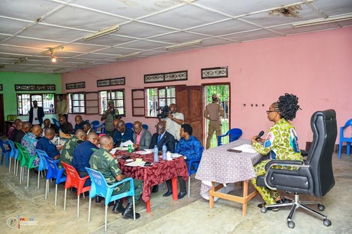 Conflit Mbole – Lengola : face-à-face Madeleine Nikomba et les membres du Comité Provincial de Sécurité à Lubunga Conflit Mbole – Lengola : face-à-face Madeleine Nikomba et les membres du Comité Provincial de Sécurité à Lubunga