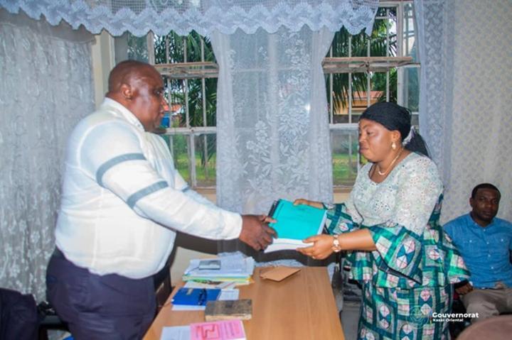 Kasaï-Oriental : la gouverneure ai Julie Kalenga dépose le projet d'édit budgetaire 2024 à l'Assemblée provinciale Kasaï-Oriental : la gouverneure ai Julie Kalenga dépose le projet d'édit budgetaire 2024 à l'Assemblée provinciale