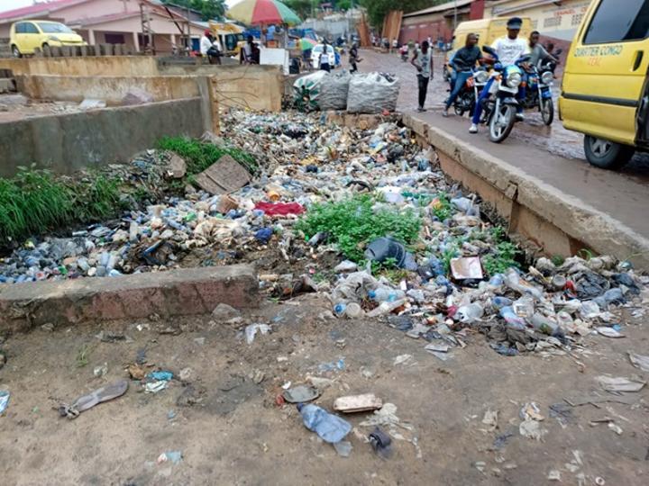 Ngaliema : une partie du pont Camp-Luka envahie de bouteilles en plastique, la population en danger (reportage) Ngaliema : une partie du pont Camp-Luka envahie de bouteilles en plastique, la population en danger (reportage)