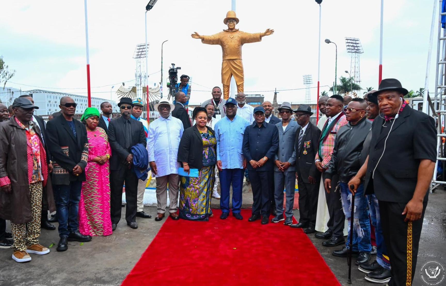 Le Président Tshisekedi dévoile le monument de l’artiste musicien Papa Wemba Le Président Tshisekedi dévoile le monument de l’artiste musicien Papa Wemba