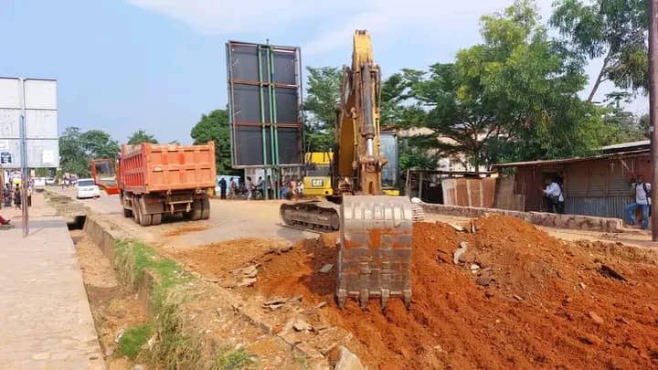 Mbuji-Mayi : près de 800 parcelles seraient ravi à leurs propriétaires moyennant 1000 USD dans le cadre de modernisation de l’aéroport de Bipemba Mbuji-Mayi : près de 800 parcelles seraient ravi à leurs propriétaires moyennant 1000 USD dans le cadre de modernisation de l’aéroport de Bipemba