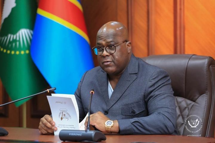 Onatra : Félix Tshisekedi remet le chèque de 8,4 millions de dollars à 1.230 agents retraités sur 3.229 Onatra : Félix Tshisekedi remet le chèque de 8,4 millions de dollars à 1.230 agents retraités sur 3.229