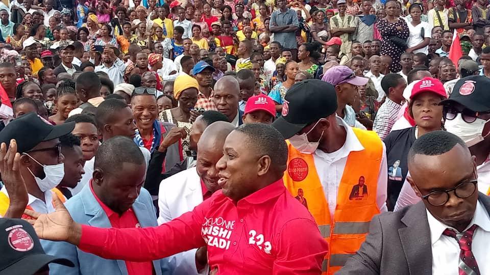Meeting triomphal du candidat Tshisekedi : le regroupement politique “Les Progressistes” fait un carton plein à Kananga Meeting triomphal du candidat Tshisekedi : le regroupement politique “Les Progressistes” fait un carton plein à Kananga