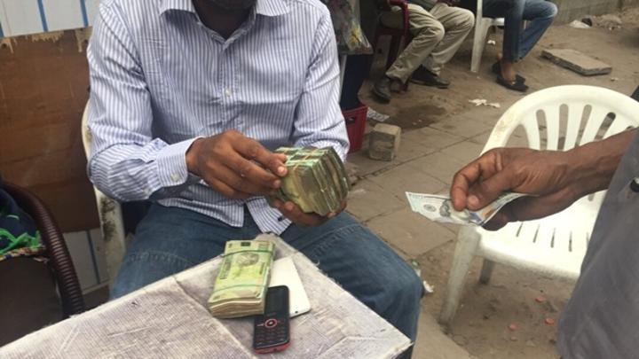 En RDC, comme dans plusieurs pays d'Afrique, la faiblesse de la monnaie entraîne la hausse du coût de la vie ! En RDC, comme dans plusieurs pays d'Afrique, la faiblesse de la monnaie entraîne la hausse du coût de la vie !
