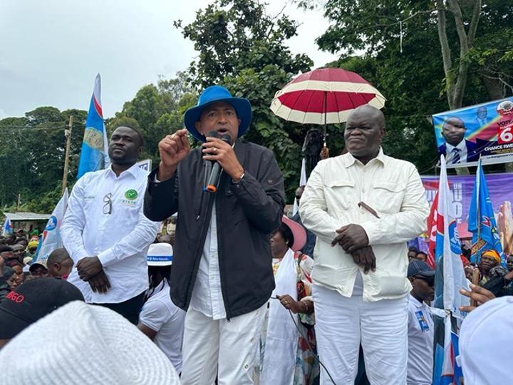 Kindu : le gouverneur et la Garde républicaine accusés d’avoir chassé les jeunes chargés de l’installation du podium pour le meeting de Katumbi Kindu : le gouverneur et la Garde républicaine accusés d’avoir chassé les jeunes chargés de l’installation du podium pour le meeting de Katumbi