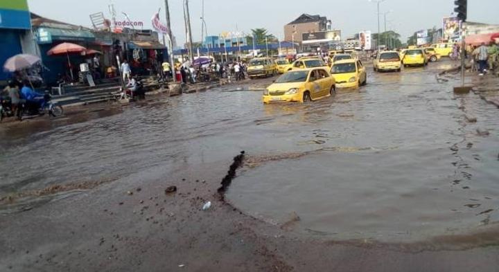 Problèmes récurrents d’infrastructures routières à Kinshasa : l’attente persiste malgré les promesses de réhabilitation Problèmes récurrents d’infrastructures routières à Kinshasa : l’attente persiste malgré les promesses de réhabilitation