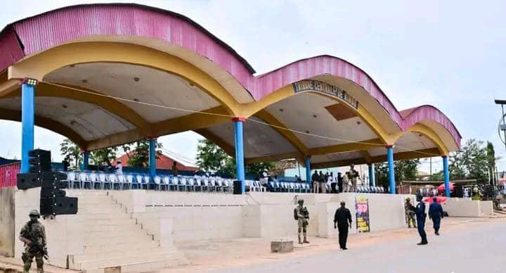 Kindu : la mairie ferme momentanément la tribune centrale pour son affaissement Kindu : la mairie ferme momentanément la tribune centrale pour son affaissement