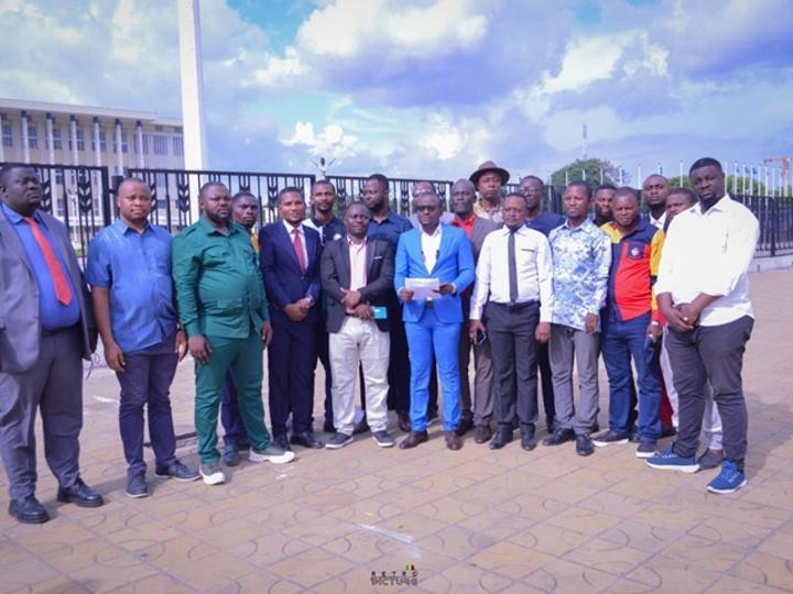 Présidentielle 2023: les communicateurs de l'Union Sacrée donnent un ultimatum de 72 heures à l'équipe de campagne de Félix Tshisekedi Présidentielle 2023: les communicateurs de l'Union Sacrée donnent un ultimatum de 72 heures à l'équipe de campagne de Félix Tshisekedi