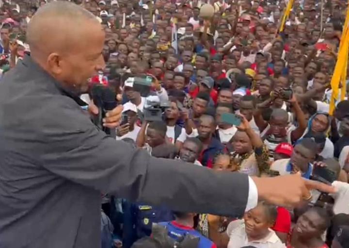 Campagne électorale : Moïse Katumbi promet de relier Mbandaka à toutes les grandes villes du Grand-Equateur et construire des stades modernes Campagne électorale : Moïse Katumbi promet de relier Mbandaka à toutes les grandes villes du Grand-Equateur et construire des stades modernes