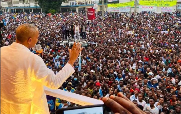 Katumbi à Mbandaka : “Ce sont toujours eux qui ont dit de Mobutu, Centrafricain, Joseph Kabila, Rwandais (…)” ! Katumbi à Mbandaka : “Ce sont toujours eux qui ont dit de Mobutu, Centrafricain, Joseph Kabila, Rwandais (…)” !