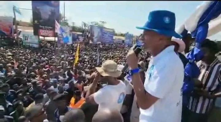 Mongala : Moïse Katumbi promet de réduire les émoluments des élus nationaux pour une bonne prise en charge des agents et fonctionnaires de l'État Mongala : Moïse Katumbi promet de réduire les émoluments des élus nationaux pour une bonne prise en charge des agents et fonctionnaires de l'État