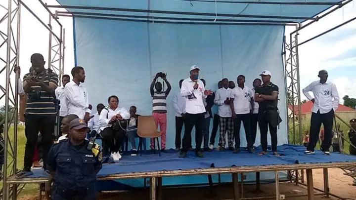 Kasaï-Central : Adolphe Muzito promet de payer 500 usd au dernier fonctionnaire de l'État dès la 1ère année de son mandat Kasaï-Central : Adolphe Muzito promet de payer 500 usd au dernier fonctionnaire de l'État dès la 1ère année de son mandat