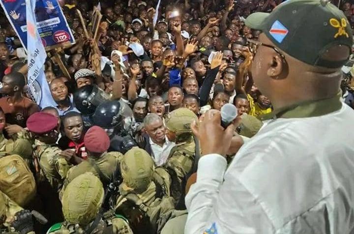 Félix Tshisekedi à Kananga : « Si nous ne sommes pas vigilants, Paul Kagame risque de nous prendre le pays » Félix Tshisekedi à Kananga : « Si nous ne sommes pas vigilants, Paul Kagame risque de nous prendre le pays »