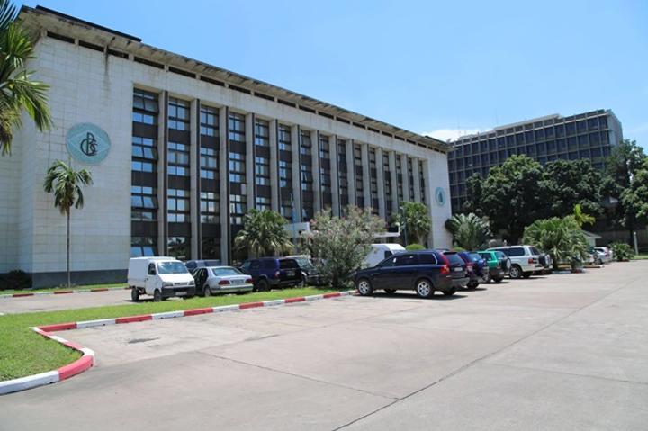 Au 8 décembre 2023, les avoirs des banques commerciales en CDF se sont chiffrées à 3.121,9 milliards de CDF (BCC) Au 8 décembre 2023, les avoirs des banques commerciales en CDF se sont chiffrées à 3.121,9 milliards de CDF (BCC)