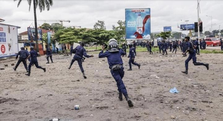 Des échauffourées entre la police et des partisans de Martin Fayulu à Kinshasa Des échauffourées entre la police et des partisans de Martin Fayulu à Kinshasa