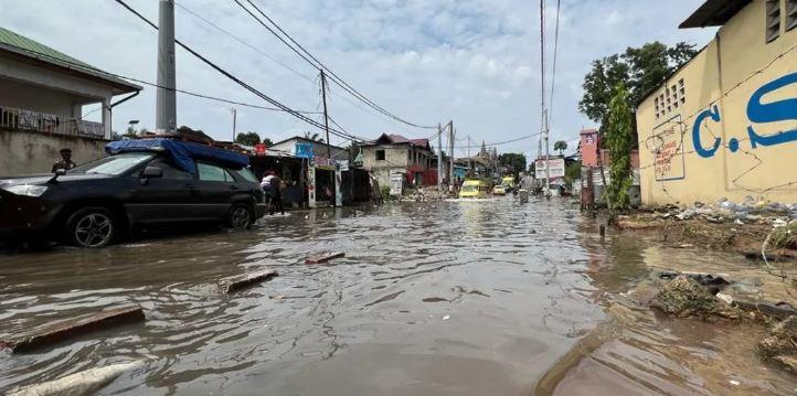 Kinshasa : le fleuve Congo déborde sur quelques quartiers côtiers de Kinshasa ! Kinshasa : le fleuve Congo déborde sur quelques quartiers côtiers de Kinshasa !