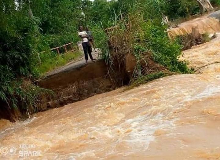 Kasai-Central : Le trafic entre Demba et Kananga coupé suite à l’effondrement du pont Tshibashi après la pluie Kasai-Central : Le trafic entre Demba et Kananga coupé suite à l’effondrement du pont Tshibashi après la pluie