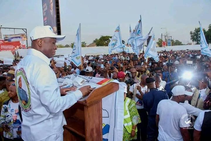 Élection des sénateurs et du gouverneur à Kinshasa : après les jeeps, les députés provinciaux de l'UDPS bénéficient des certificats d'excellence! Élection des sénateurs et du gouverneur à Kinshasa : après les jeeps, les députés provinciaux de l'UDPS bénéficient des certificats d'excellence!