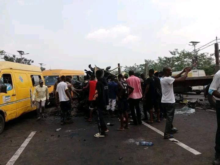 Accident de circulation près de l’aéroport de N’djili: le bourgmestre de la N’sele dresse un bilan provisoire de 13 morts Accident de circulation près de l’aéroport de N’djili: le bourgmestre de la N’sele dresse un bilan provisoire de 13 morts