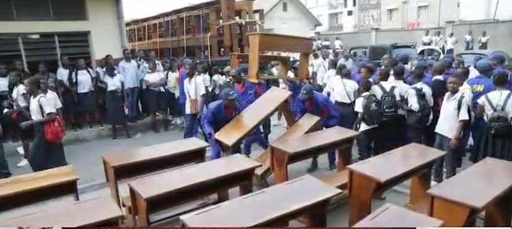 Le Service National Lance une Vaste Campagne de Distribution des Bancs dans les Écoles et Universités de Kinshasa Le Service National Lance une Vaste Campagne de Distribution des Bancs dans les Écoles et Universités de Kinshasa