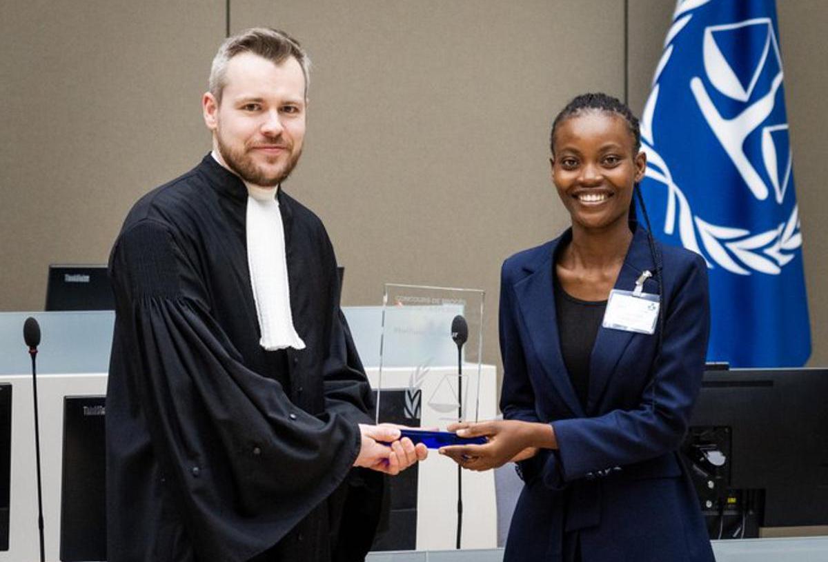 Concours de procès fictif de la CPI : l’UNIKIN prend la 2e place et rafle le prix du « meilleur orateur » Concours de procès fictif de la CPI : l’UNIKIN prend la 2e place et rafle le prix du « meilleur orateur »