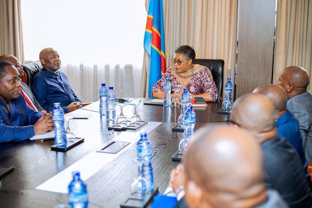 Gouvernement Suminwa : les attentes en matière de réduction du train de vie de l’État difficilement réalisables Gouvernement Suminwa : les attentes en matière de réduction du train de vie de l’État difficilement réalisables