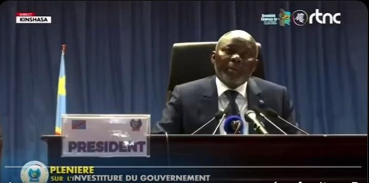 Investiture du gouvernement Suminwa : désordre total en pleine séance, des militants des partis politiques à la manœuvre Investiture du gouvernement Suminwa : désordre total en pleine séance, des militants des partis politiques à la manœuvre
