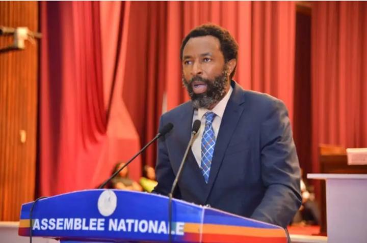 Chrispin Mbindule : « Vous avez mis la vache à la place des emblèmes de la République. La vache ici symbolise le Rwanda », Critiquant la Page de Couverture du Programme du Gouvernement Chrispin Mbindule : « Vous avez mis la vache à la place des emblèmes de la République. La vache ici symbolise le Rwanda », Critiquant la Page de Couverture du Programme du Gouvernement