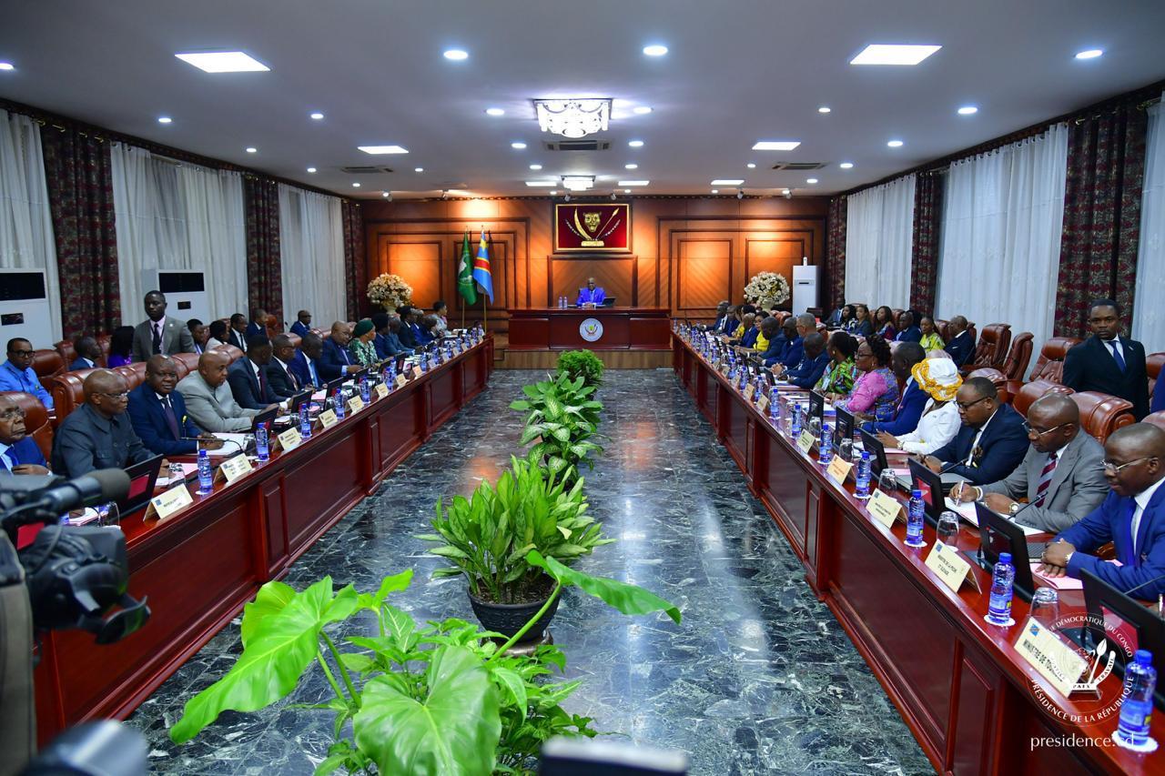 Première réunion du Conseil des ministres, l'équipe Suminwa reçoit les orientations de Félix Tshisekedi ! Première réunion du Conseil des ministres, l'équipe Suminwa reçoit les orientations de Félix Tshisekedi !
