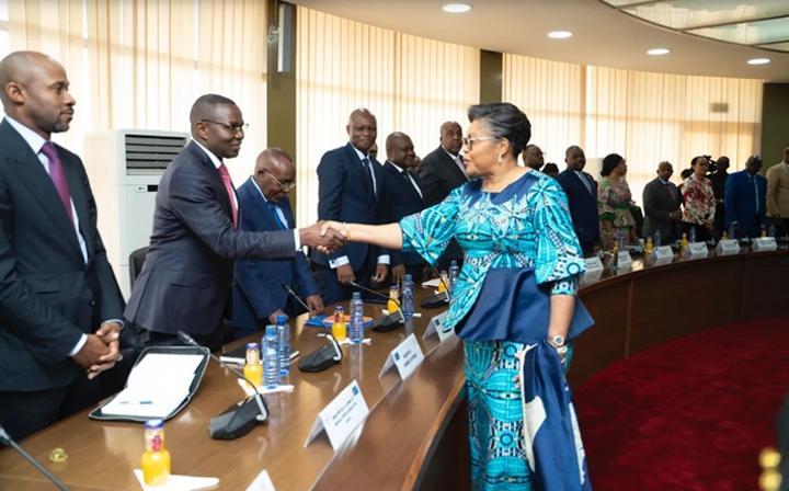 Gouvernement Suminwa : Julien Paluku, ministre du Commerce extérieur, annonce sa démission de son mandat parlementaire à l’Assemblée Nationale pour incompatibilité Gouvernement Suminwa : Julien Paluku, ministre du Commerce extérieur, annonce sa démission de son mandat parlementaire à l’Assemblée Nationale pour incompatibilité