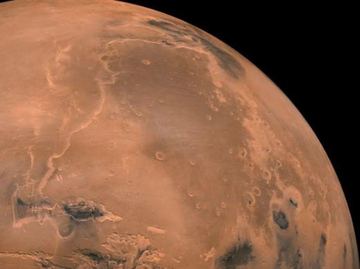 Un immense réservoir d'eau liquide sous la surface de Mars, une théorie qui rendrait la planète rouge habitable Un immense réservoir d'eau liquide sous la surface de Mars, une théorie qui rendrait la planète rouge habitable