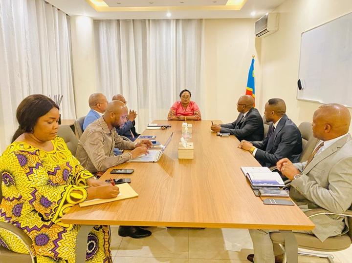Kinshasa : La maximisation des recettes au cœur des échanges entre la ministre provinciale des Finances et Economie Yvette Tembo Kulemfuka et la nouvelle équipe dirigeante de la DGRK Kinshasa : La maximisation des recettes au cœur des échanges entre la ministre provinciale des Finances et Economie Yvette Tembo Kulemfuka et la nouvelle équipe dirigeante de la DGRK