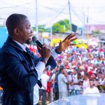 Envol Indigné par Contraste des Accords et Crise Est Envol Indigné par Contraste des Accords et Crise Est