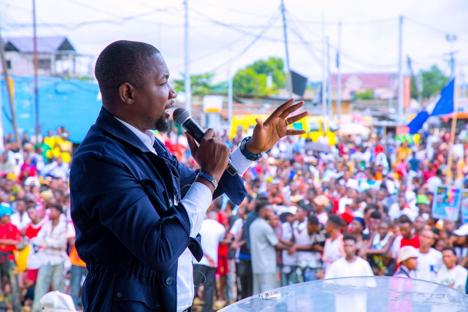 Envol Indigné par Contraste des Accords et Crise Est Envol Indigné par Contraste des Accords et Crise Est