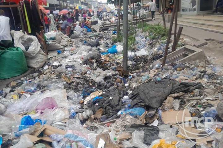 Kinshasa suffoque sous les ordures et le chaos routier ! Kinshasa suffoque sous les ordures et le chaos routier !