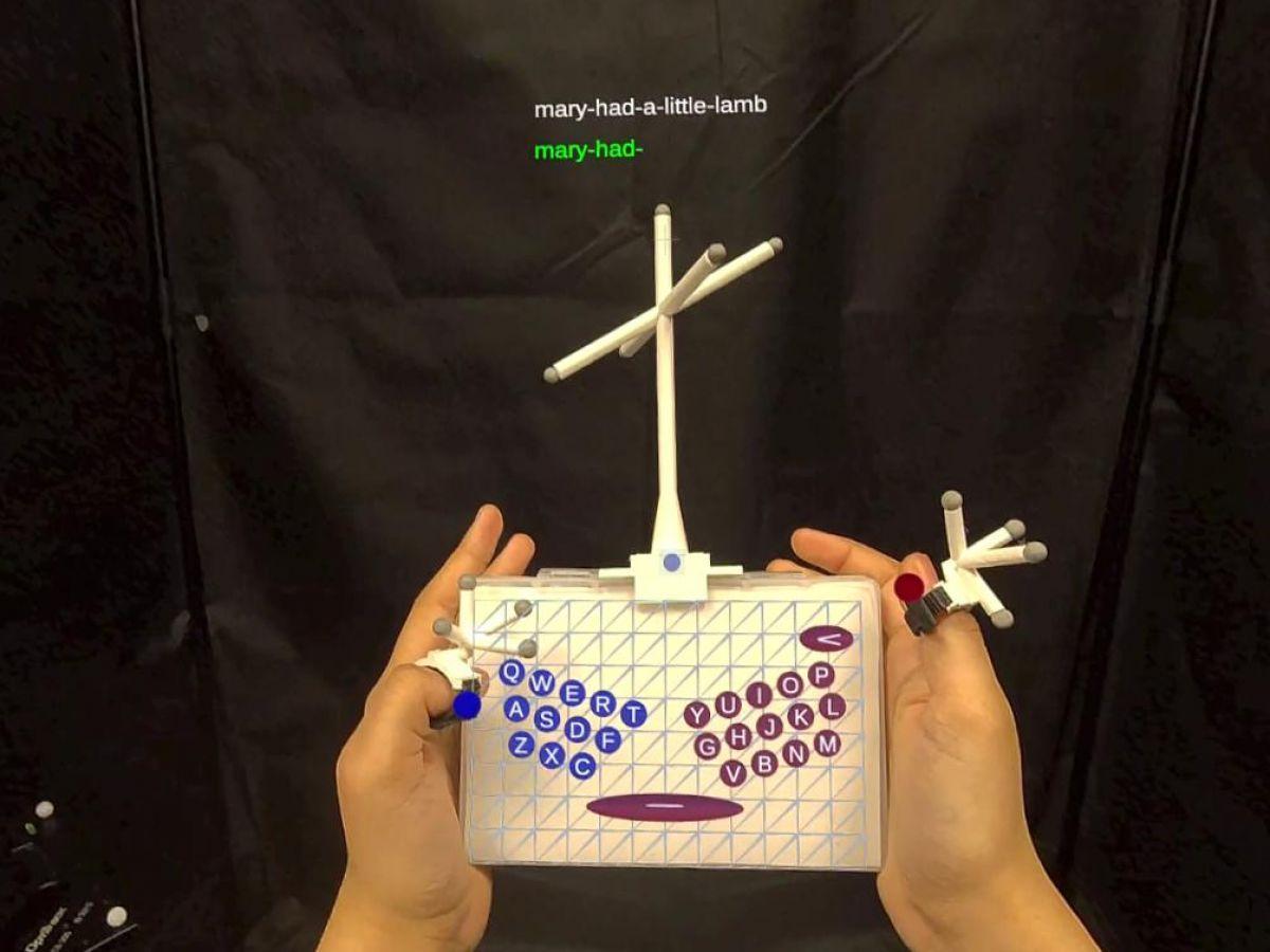 PropType, un clavier virtuel en tapant sur des objets réels PropType, un clavier virtuel en tapant sur des objets réels