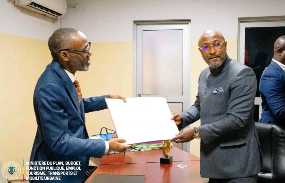 Lancement du Bus de Nuit Ya Ofelé à Kinshasa Lancement du Bus de Nuit Ya Ofelé à Kinshasa