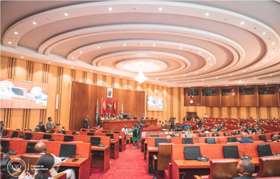 Sénat: Huit Points à l'Ordre du Jour de la Plénière Sénat: Huit Points à l'Ordre du Jour de la Plénière