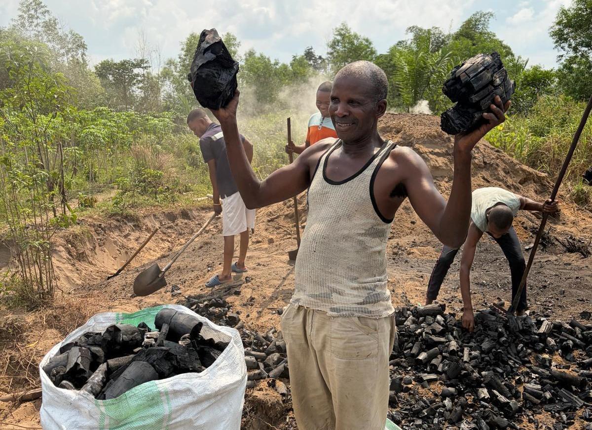 Production de Sacs en Charbon Vert à Yangambi Production de Sacs en Charbon Vert à Yangambi